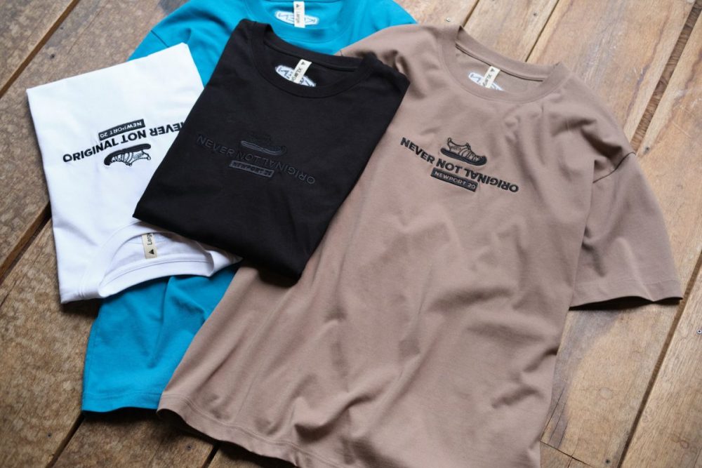 「20th別注KEEN 20Anniv. TEE」各￥5,830／4色展開（WHITE、FJORD BLUE、TIMBER WOLF、BLACK）