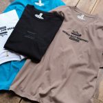 「20th別注KEEN 20Anniv. TEE」各￥5,830／4色展開（WHITE、FJORD BLUE、TIMBER WOLF、BLACK）