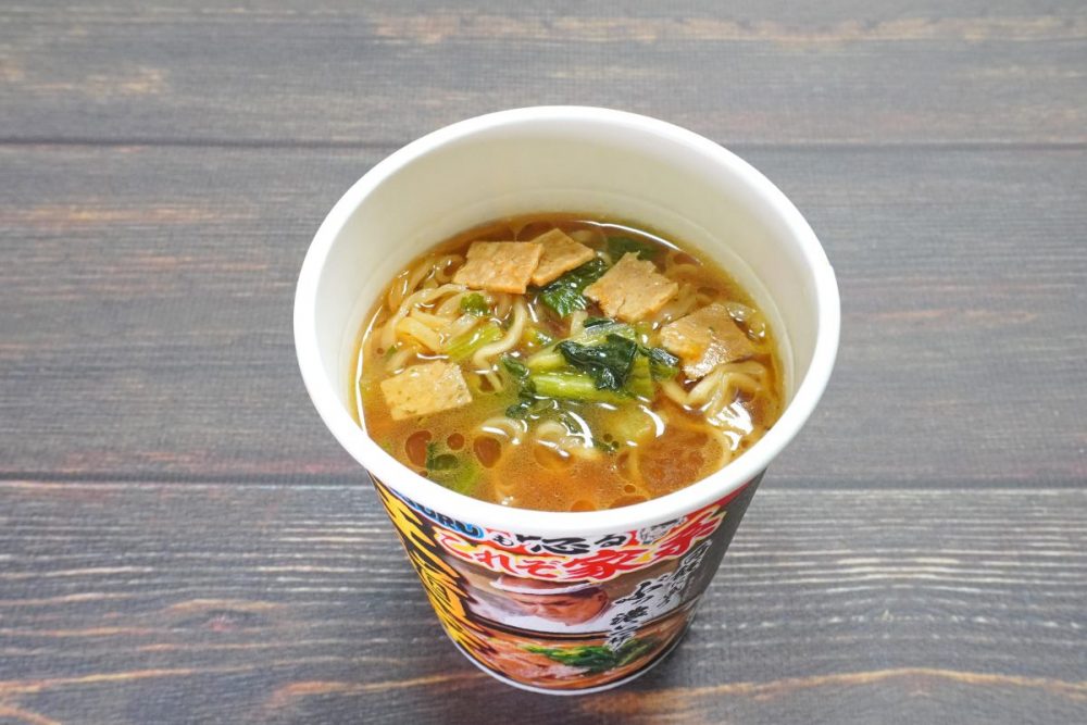 日清食品「SUSURUも唸る家系の名店 王道家 豚骨醤油ラーメン」