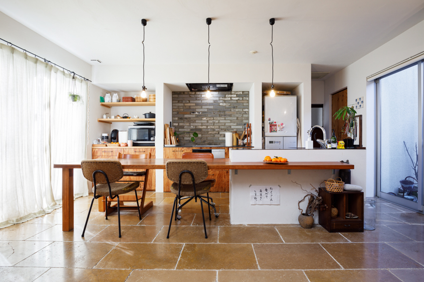 床のタイル貼りや珪藻土の塗り壁、キッチンテーブル、棚なども自作