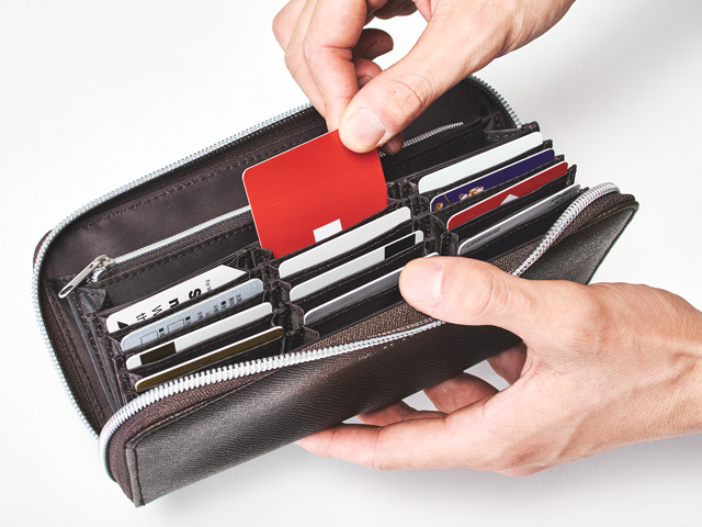 ナノ・ユニバースの長財布は30枚のカードが収納でき、とても出し入れし 