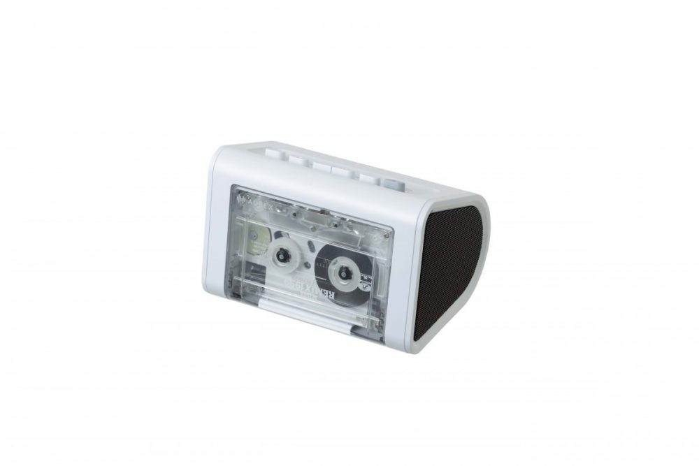 「AX-R10C」はカセットテープのデザインや回転する様子を見ながら音楽を聴ける