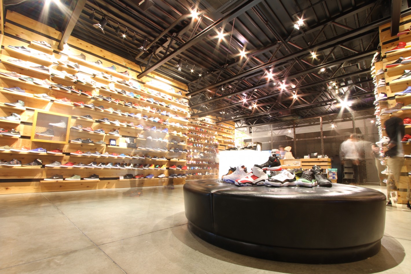 kicks lab店内