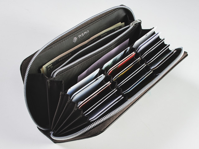 ナノ・ユニバースの長財布は30枚のカードが収納でき、とても出し入れし 