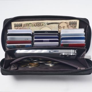 990円（税込）でカードが30枚入ってコインも100枚入る財布が手に入るんです！