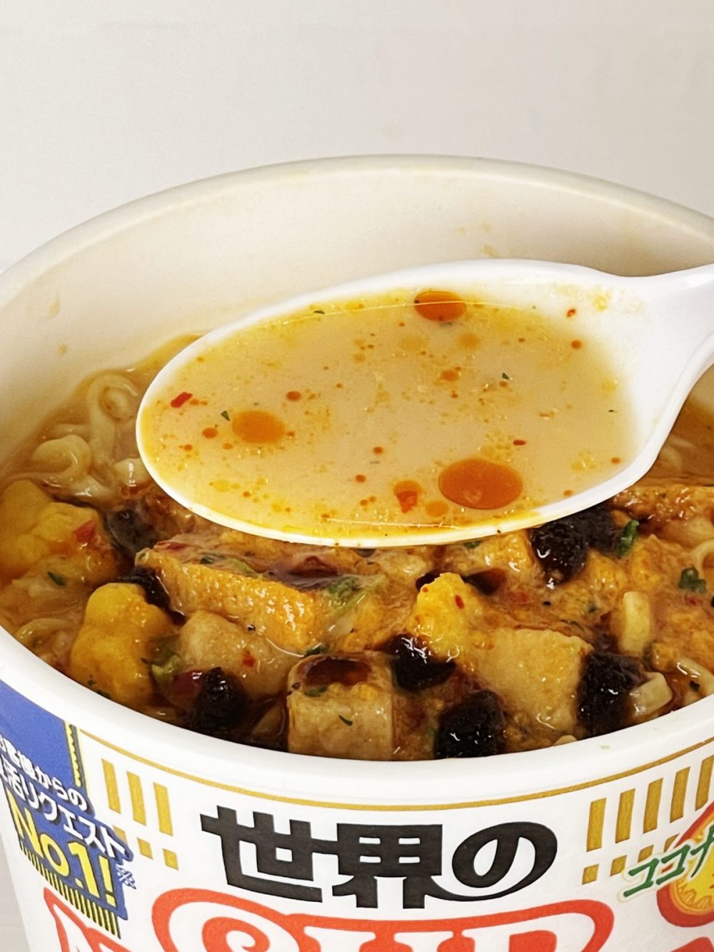 1.「カップヌードル シンガポール風ラクサ」ココナッツミルクの甘味とスパイシーな余韻ある甘辛スープは、一度食べたら忘れられない中毒性
