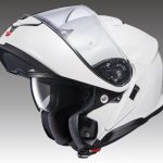 システムヘルメットはフェイスカバー部分が可動することによって、走行時はフルフェイススタイル、そして降車時はオープンフェイススタイルそれぞれのメリットを手に入れることができるのが大きな魅力
