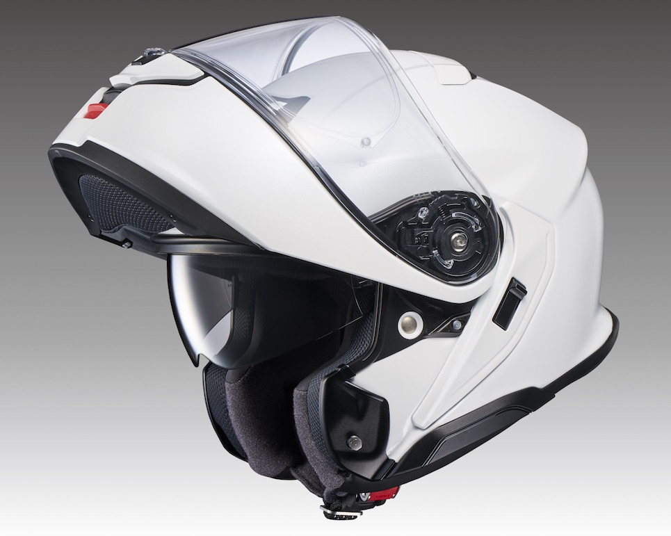 システムヘルメットはフェイスカバー部分が可動することによって、走行時はフルフェイススタイル、そして降車時はオープンフェイススタイルそれぞれのメリットを手に入れることができるのが大きな魅力
