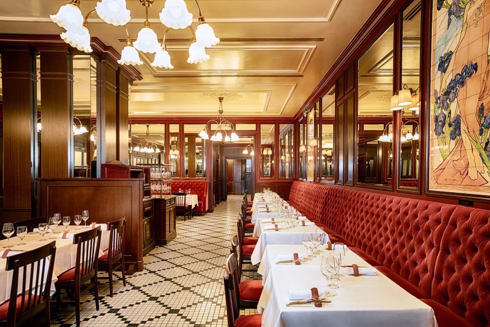 帝国ホテル物語“歴史を巡るフルコース”では、レストラン「ラ　ブラスリー」でランチを楽しめる