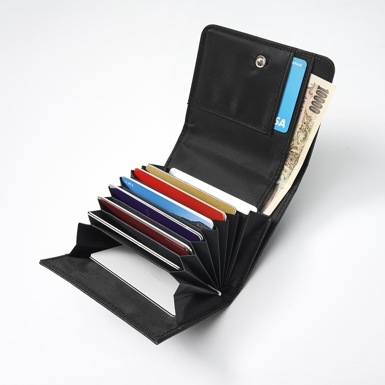 たっぷり入ってガバッと開く！「エストネーションのミニ財布」には驚きと使いやすさが詰まっています！