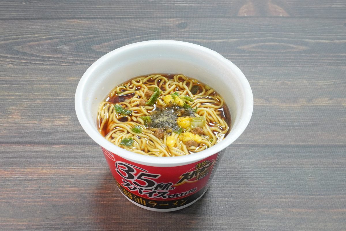 「スーパーカップ1.5倍 35種のスパイスで仕上げる黒醤油ラーメン」