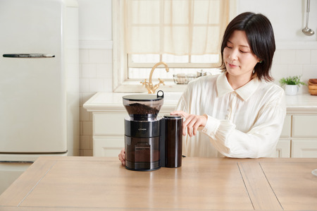 「重量感知式コーヒーグラインダー HAKARU」