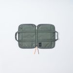 「Stroll カズンサイズ(A5)」のカバー正面と背面に、スマホやパスケースなどを収納できるポケットを付属