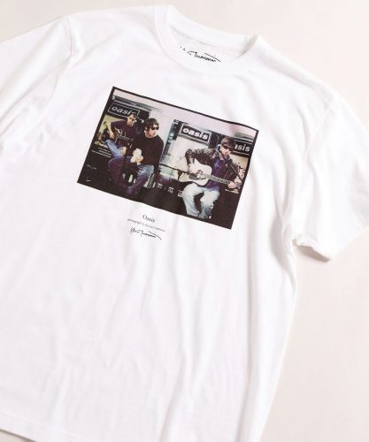 「OASIS」の貴重な写真がTシャツに！　メンズビギと伝説の写真家がコラボレーション