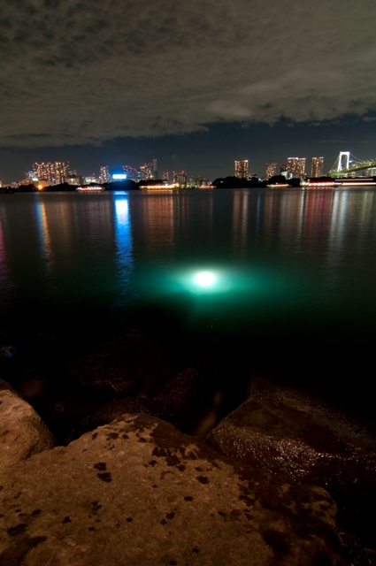 夜の東京湾に光る物体を発見！あ、あれは……一体何だ？