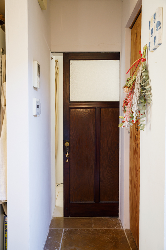 トイレ、バスルームへと通じる扉はヴィンテージのドアを購入し、引き戸に変更して使用。