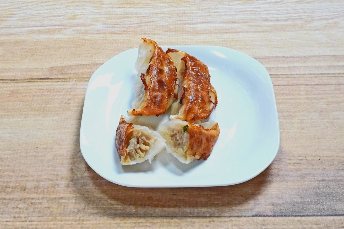ミニストップ／トップバリュ　レンジでジューシー 国産鶏肉・豚肉使用焼ギョーザ