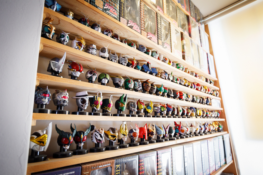 自分で作った棚には仮面ライダーなどのコレクションがずらりと並ぶ。