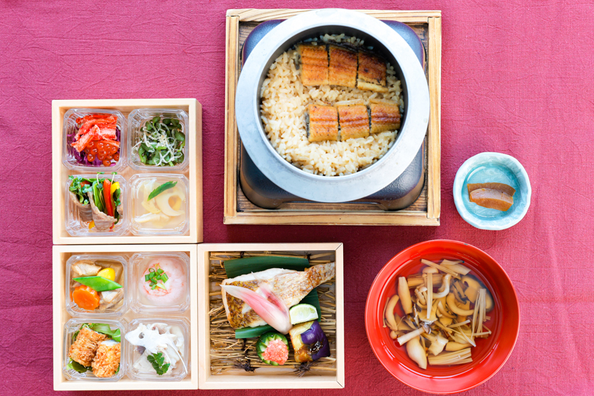 【百年料亭、熱々釜めしコース】では百年の歴史ある伝統の味と直江津駅で炊く「熱々の釜めし」を楽しめる