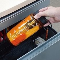 防災グッズを、ウォーターボトルに入れて収納でき、そのまま携帯ができる。車などへ常備しておくのに便利だ。カラビナ付きで鞄の外側に吊るせるのが高評価。とっさのときに手が届かないという事態を防止できる。