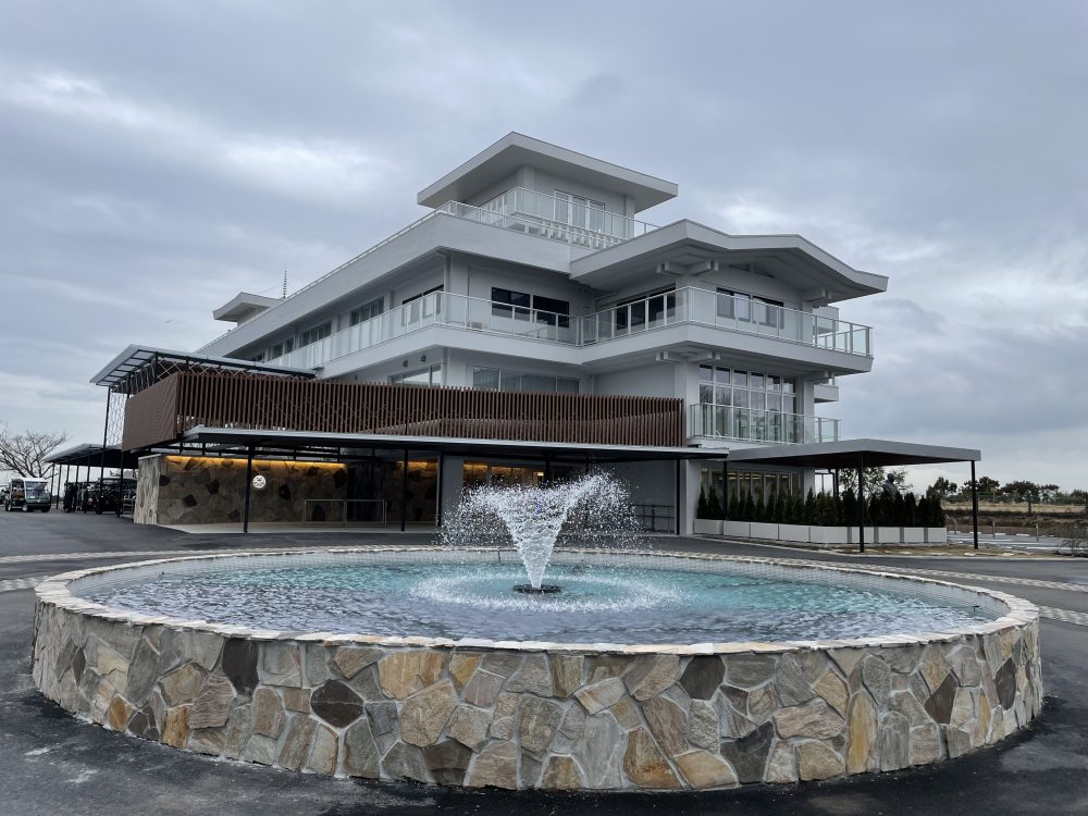朝⽇観光が運営する人気ゴルフ場「鎌倉カントリークラブ」は、開場から54 周年を迎え、サードプレイスにふさわしい新しいゴルフ場としてフルリニューアル。おすすめです。2023年1⽉15⽇（⽇）にグランドオープンを果たした。