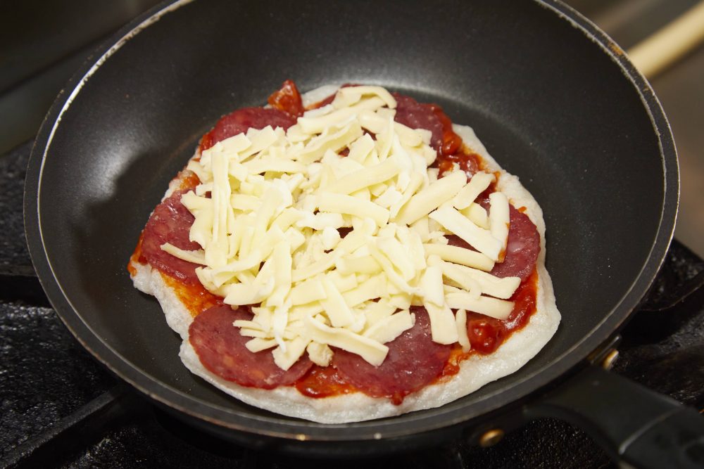 【お餅がピザに大変身】10分で激うま！「どっさりサラミのモッチモチフライパンピザ」の作り方