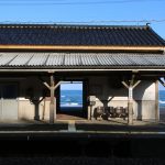 有間川駅からは日本海を眺めることもでき、絶景のフォトスポットとなっている