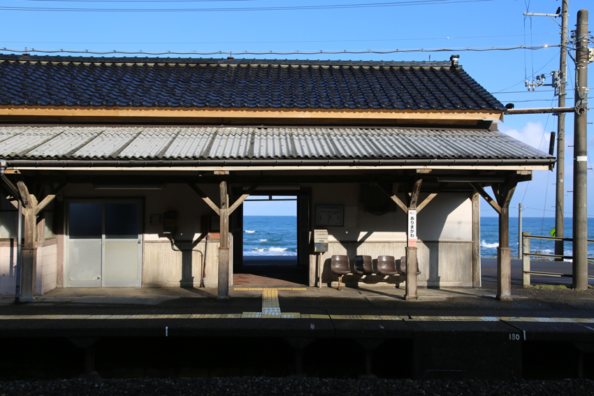 有間川駅からは日本海を眺めることもでき、絶景のフォトスポットとなっている