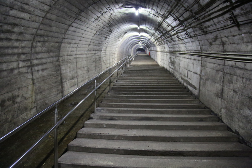 元々トンネル掘削事業の斜抗を利用して建てられた筒石駅の地下ホーム