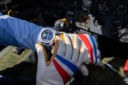 1994年の創業以来、航空、ミリタリーの世界を主なインスピレーション源として、航空計器を想起させる優れたタイムピースを展開している人気ブランドのBell & Rossは、2021年、Patrouille de France（パトルイユ・ド・フランス）と公式な時計製造パートナーシップを提携。パトルイユ・ド・フランスのパイロットとの共同で開発・設計した最初のウォッチとして「BR 03 TYPE A PATROUILLE DE FRANCE」をリリースした。おすすめです。