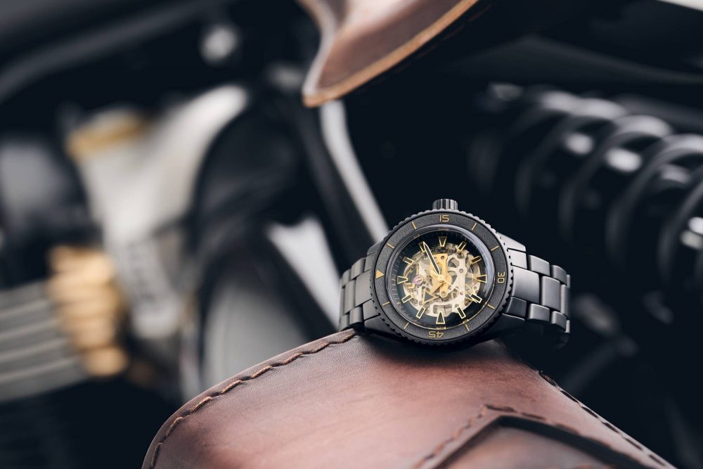 「良い時計だからこそキズつくのが心配で気軽に着用できない」。実用品であるとともに嗜好品でもある腕時計のこのジレンマに対して、100年以上にわたって明確な回答を提示してきたのが、ラドーだ。超硬金属、セラミックなど、それまでの常識を一新する新しい素材を時計作りに導入し、エレガントな時計を創造する時計メーカーとして世界中で高い評価を獲得してきた。「キャプテン クック ハイテクセラミック リミテッド エディション」。人気です。おすすめです。