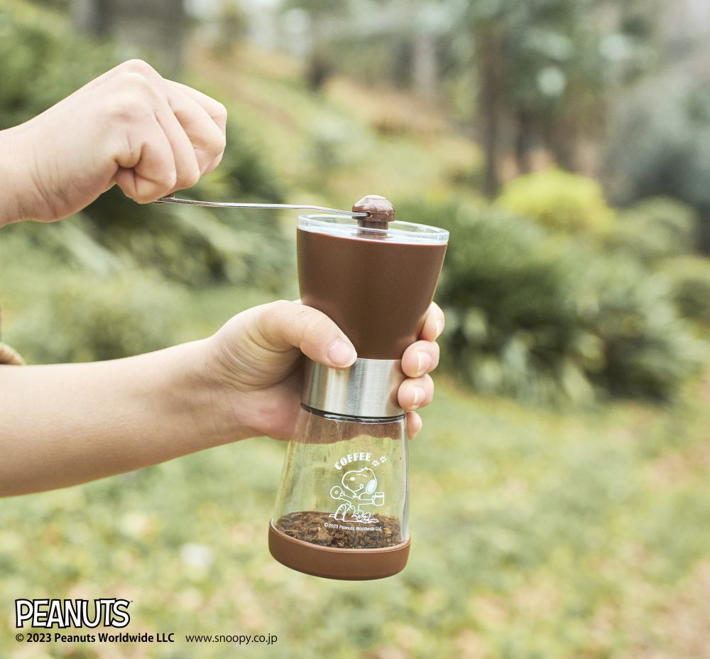 モノマスター5月号のスヌーピーデザインのコーヒーミルで豆を挽いて、大自然の中でコーヒータイムを楽しもう。