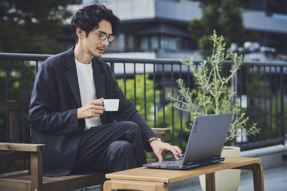 自宅で煮詰まったときは、カフェなど場所を移して作業をすることも可能