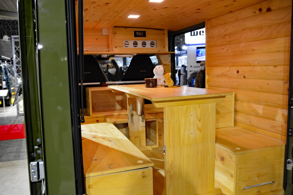 ハイゼットトラックのパネルバンの内装を富士ヒノキで山小屋風にカスタム