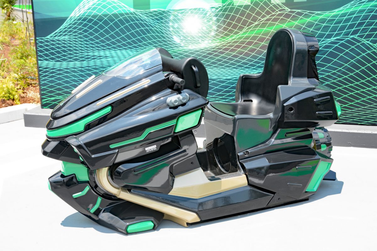 コースターは近未来風のスクーターイメージのデザイン