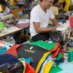 フィリピンの工場で働く職人がひとつひとつ配色を吟味した上でバッグを製造