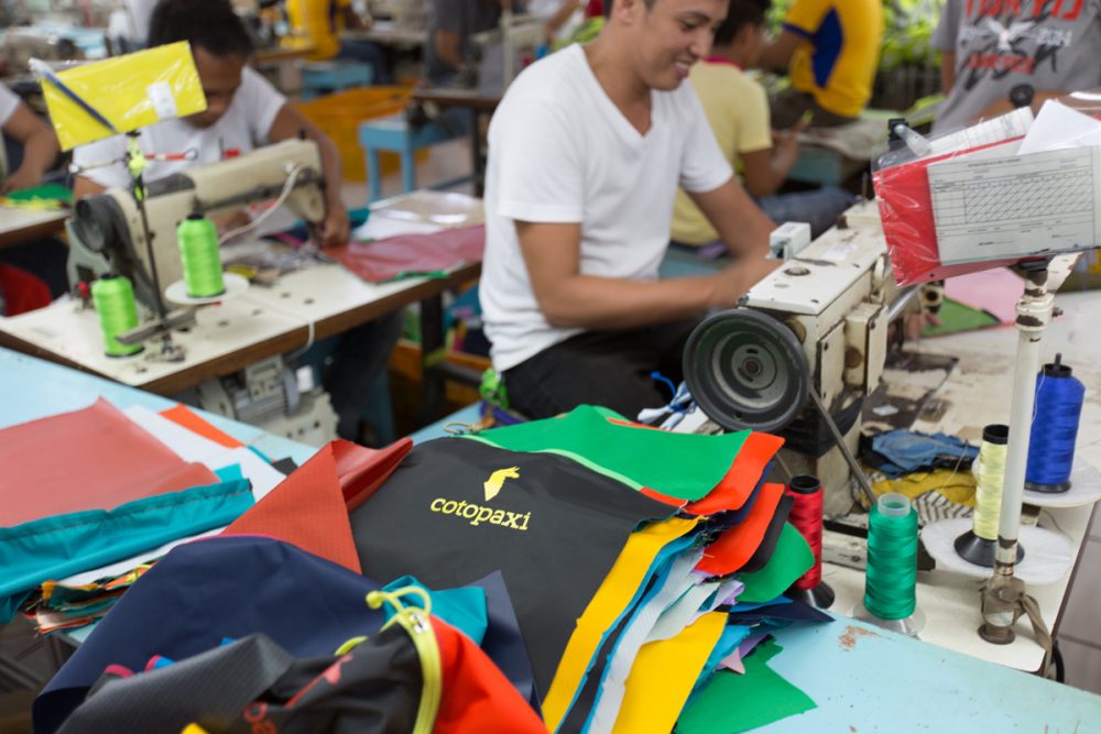 フィリピンの工場で働く職人がひとつひとつ配色を吟味した上でバッグを製造