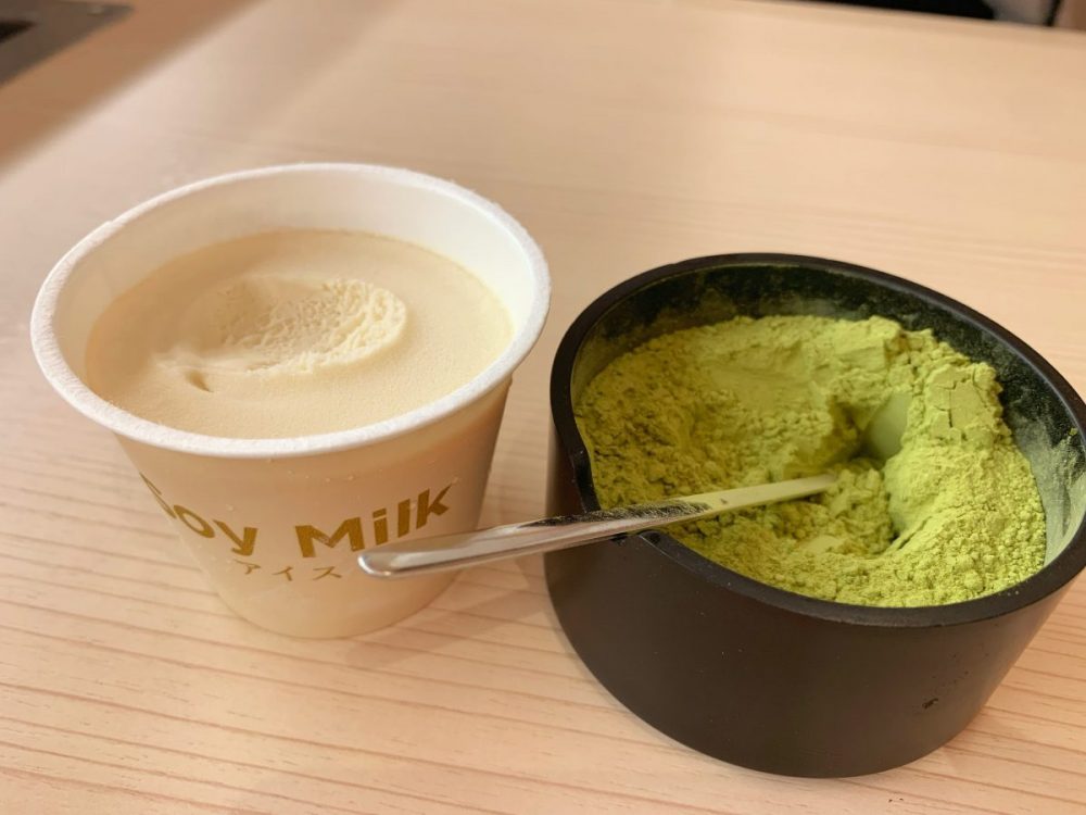 豆乳アイスにさじ半分ぐらいの量の粉末緑茶をサッとオン。口に入れると驚きの「抹茶風アイス」に！