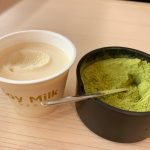 豆乳アイスにさじ半分ぐらいの量の粉末緑茶をサッとオン。口に入れると驚きの「抹茶風アイス」に！