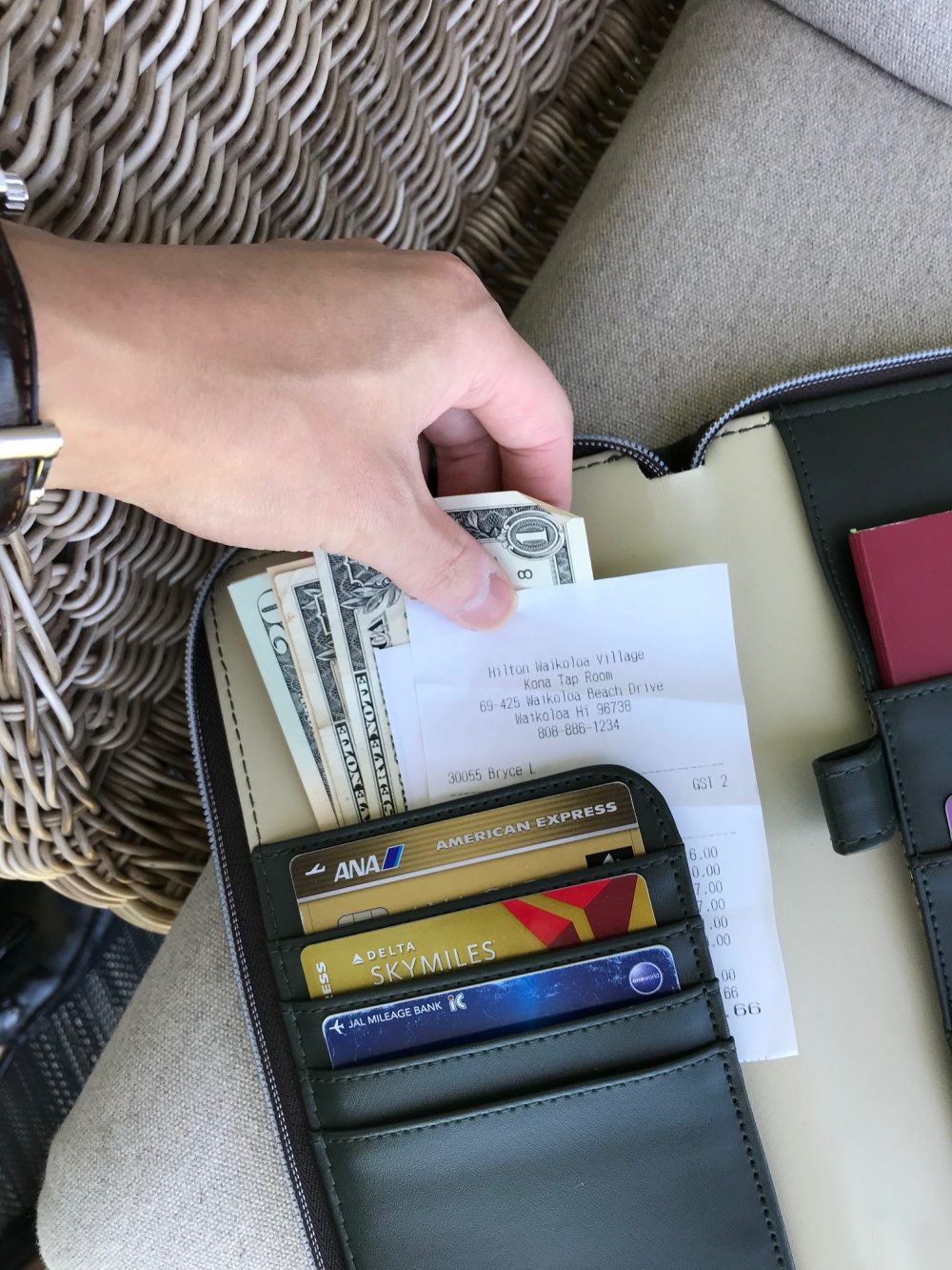 バブアーの長財布ケースは、パスポートケースから通院ケースまで大活躍！