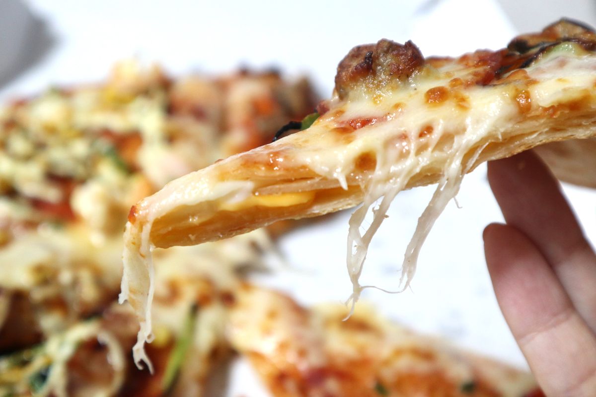ドミノ・ピザ「トリプルチーズ」の断面