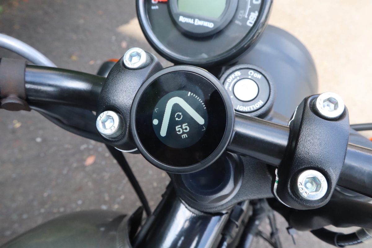 ビーラインモトは腕時計のようなデザイン＆サイズ感でバイクに装着しても違和感が少なく使える