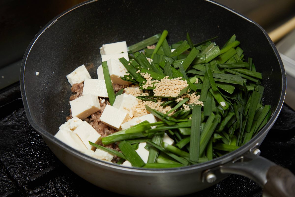 「4分で激うま神レシピ」ビールに合う肉つまみ“カタクリいらずのひき肉ニラ豆腐”がマジで最高！