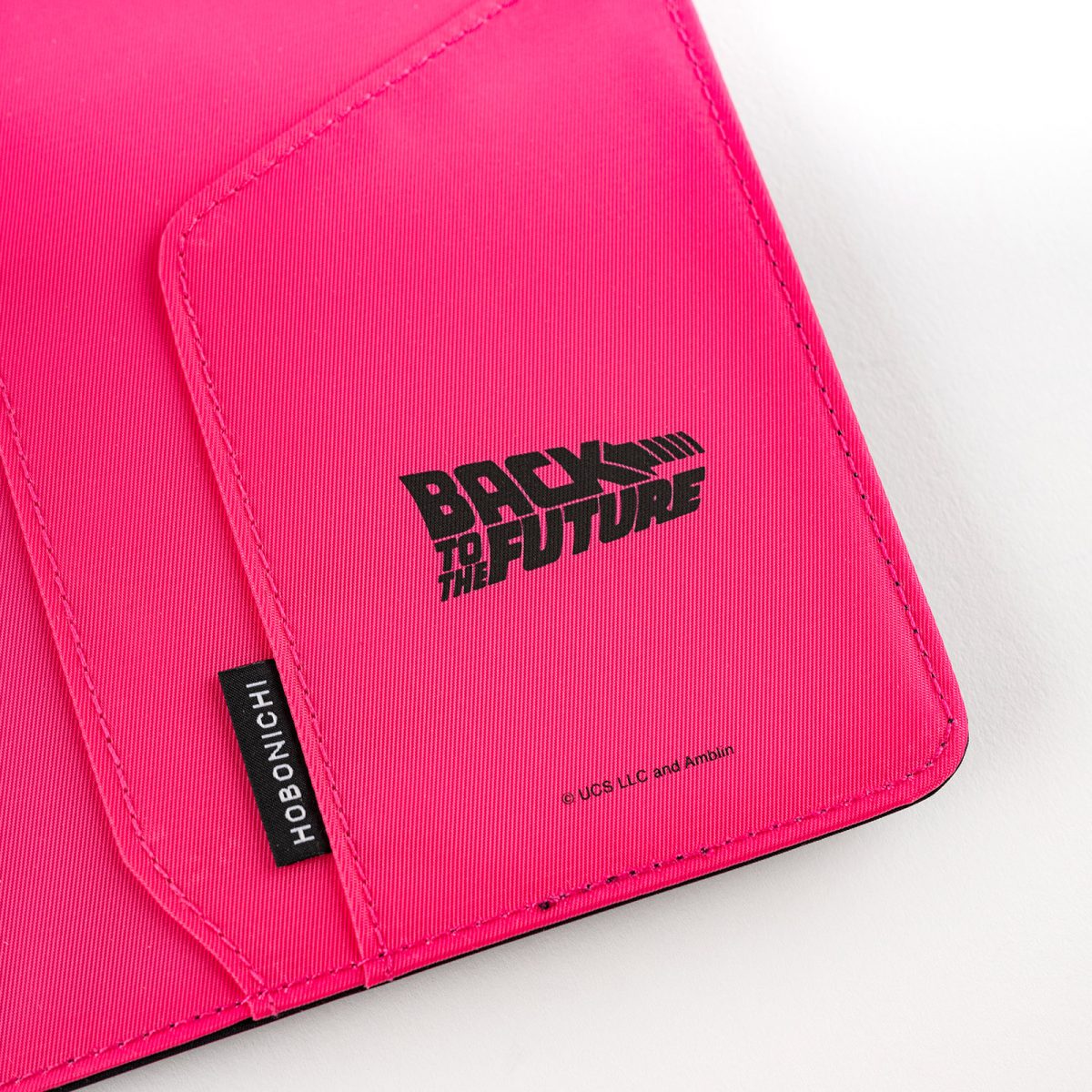  内側はビビッドなピンク色で、右側のポケットには「Back to the Future」のロゴをプリント