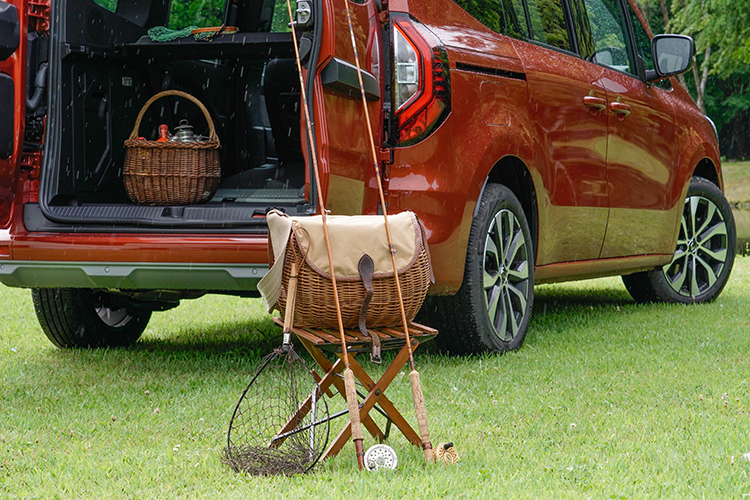 お気に入りのギアを全部持って夏の魚釣りへ！ その相棒はフランスの万能車「ルノー カングー」一択