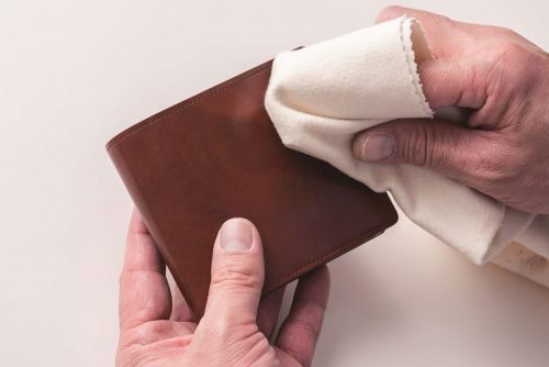 【革財布のお手入れ】超簡単なテクニックを紹介。素材別ケア方法も！ MonoMax編集部が紹介します。