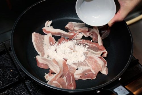 家飲みに、6分でできる男の肉つまみはいかが？ 簡単すぎる「ホワイティ豚バラ肉豆腐」！