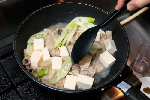 家飲みに、6分でできる男の肉つまみはいかが？ 簡単すぎる「ホワイティ豚バラ肉豆腐」！