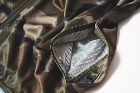[ポーラーパイオニアⅡフルジップフーディー]　両サイドのポケットはスレーキにメッシュを採用。通気性に優れ、衣類内の蒸れを放出する