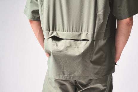 [ロードトゥーマウンテ ンキャンプラバーズショートスリーブシャツ]　背中側にも大型のフラップポケットを装備。開閉部は面テープ付きで荷物の紛失防止に役立つ